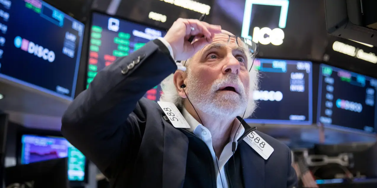 Một nhà giao dịch làm việc tại Sở giao dịch chứng khoán New York   New York, Mỹ ngày 9/3/2022 - Ảnh: Getty Images Hoa Kỳ, vào ngày 9 tháng 3 năm 2022. Michael Nagle / Tân Hoa xã qua Getty