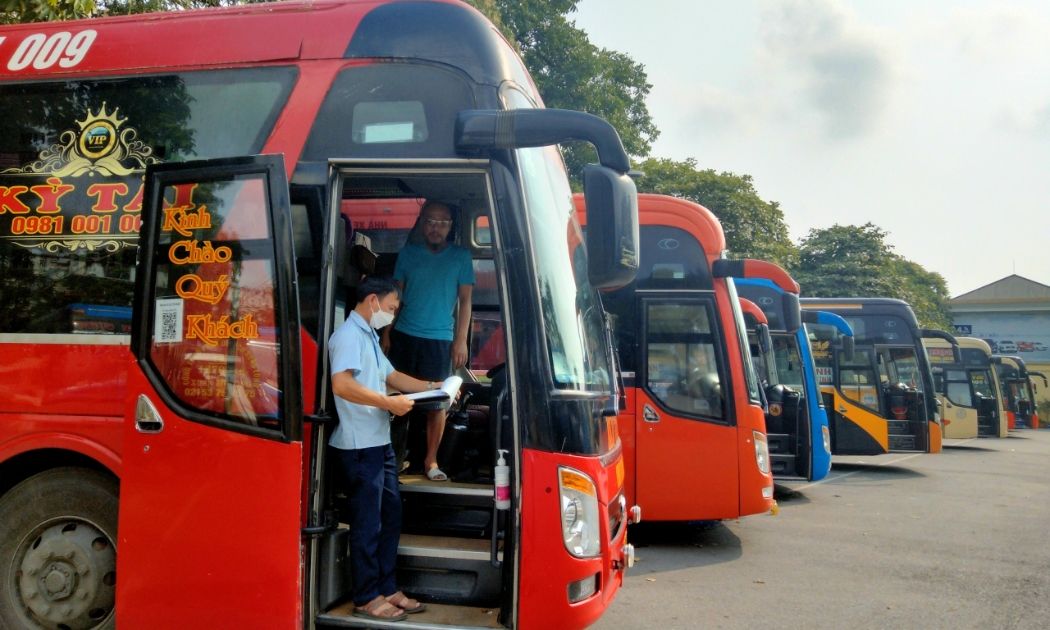Thanh tra giao thông kiên quyết xử lý các tổ chức cá nhân lợi dụng để tăng giá cước vận chuyển hành khách trên địa bàn TP. Hà Nội.