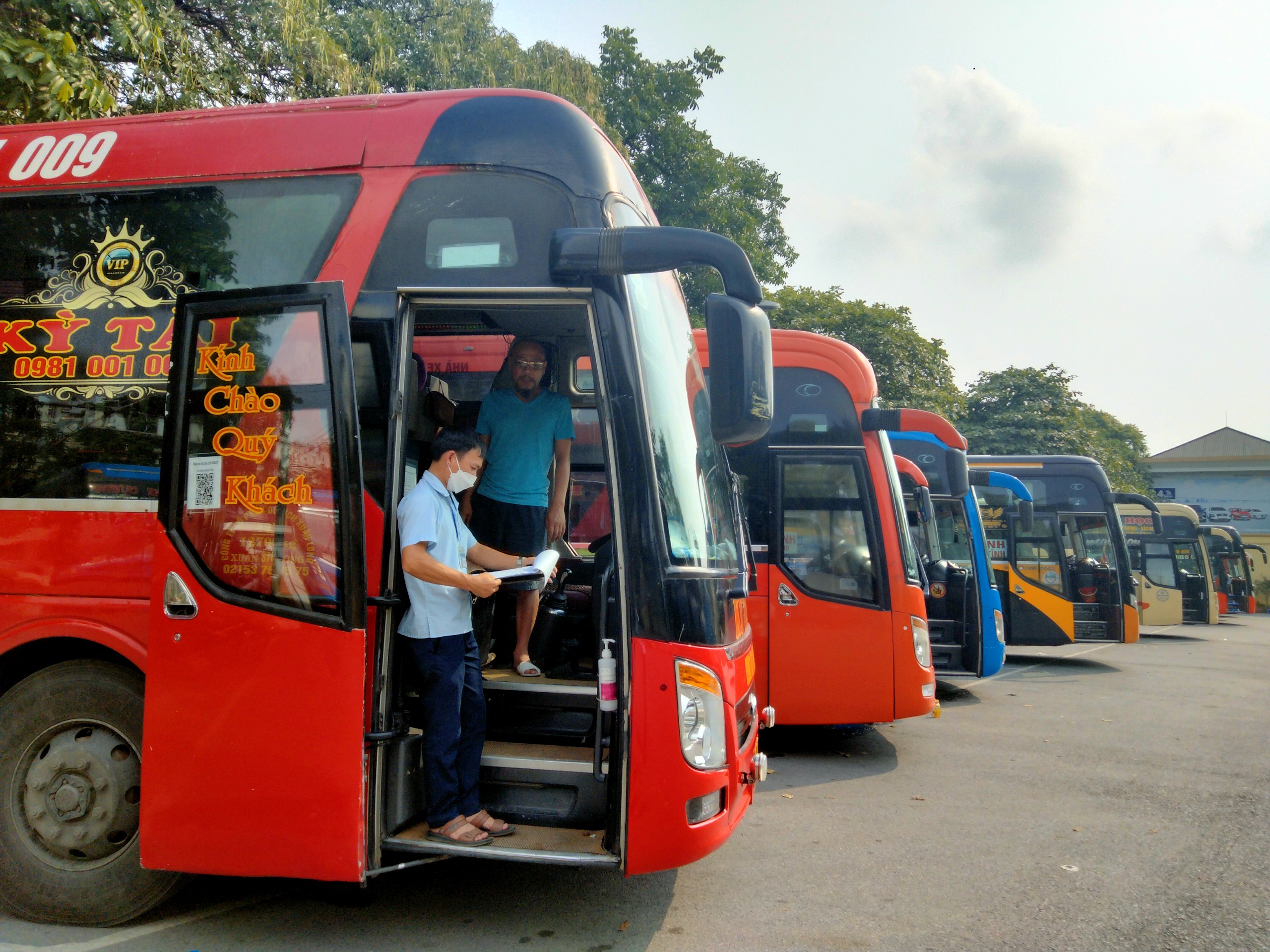 Thanh tra giao thông kiên quyết xử lý các tổ chức cá nhân lợi dụng để tăng giá cước vận chuyển hành khách trên địa bàn TP. Hà Nội.