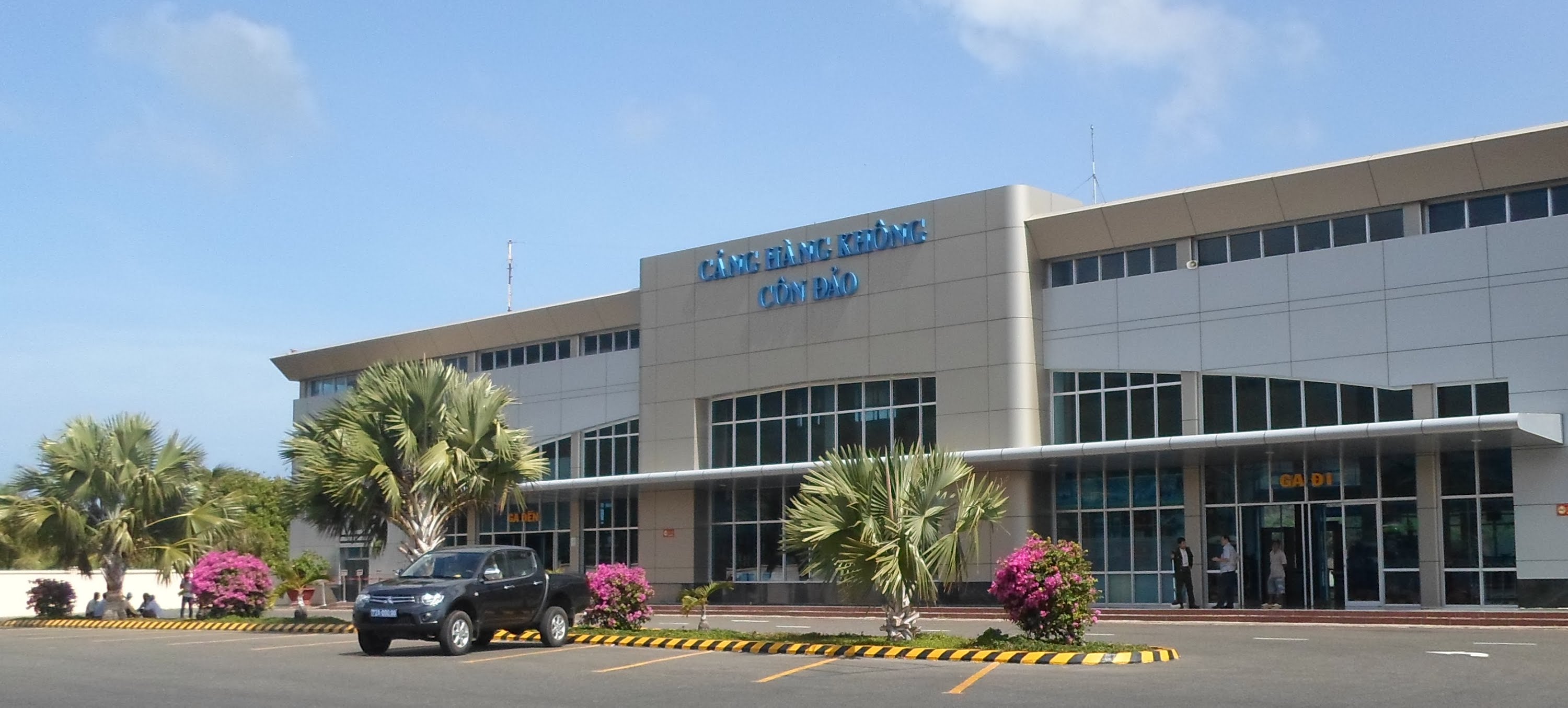 Sân bay Côn Đảo nhiều năm qua đã phải đối mặt với tình trạng quá tải do nhu cầu của khách du lịch ra đảo lớn.