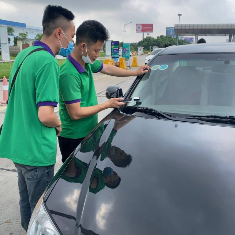 Hiện tồn tại bất cập hai nhà cung cấp dịch vụ cùng dán thẻ, mở tài khoản cho một phương tiện.