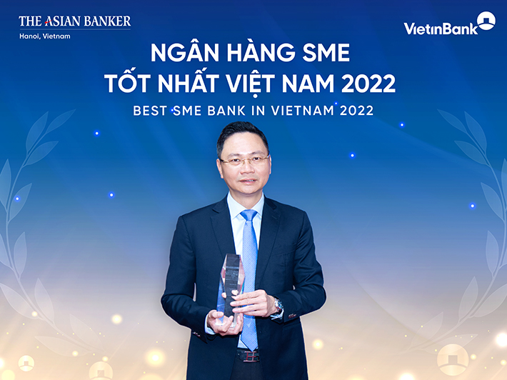 Ông Nguyễn Thanh Tùng - Giám đốc Khối Khách hàng doanh nghiệp đại diện VietinBank nhận giải "Ngân hàng SME tốt nhất Việt Nam".
