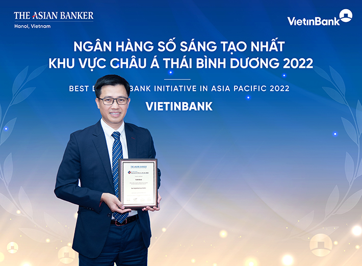 Đại diện VietinBank, ông Trần Hoài Nam - Phó Giám đốc Khối khách hàng doanh nghiệp kiêm Giám đốc Trung tâm Phát triển Giải pháp tài chính khách hàng nhận giải “Ngân hàng số sáng tạo nhất Châu Á Thái Bình Dương”.