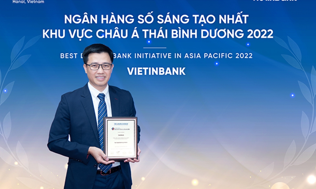 Đại diện VietinBank, ông Trần Hoài Nam - Phó Giám đốc Khối khách hàng doanh nghiệp kiêm Giám đốc Trung tâm Phát triển Giải pháp tài chính khách hàng nhận giải “Ngân hàng số sáng tạo nhất Châu Á Thái Bình Dương”.