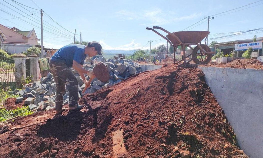 Nhà người dân huyện Đăk Đoa, Đăk Pơ bị chắn bởi công trình mương nước quá cao.
