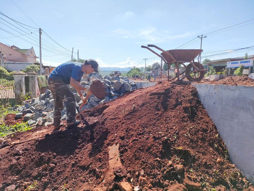 Nhà người dân huyện Đăk Đoa, Đăk Pơ bị chắn bởi công trình mương nước quá cao.