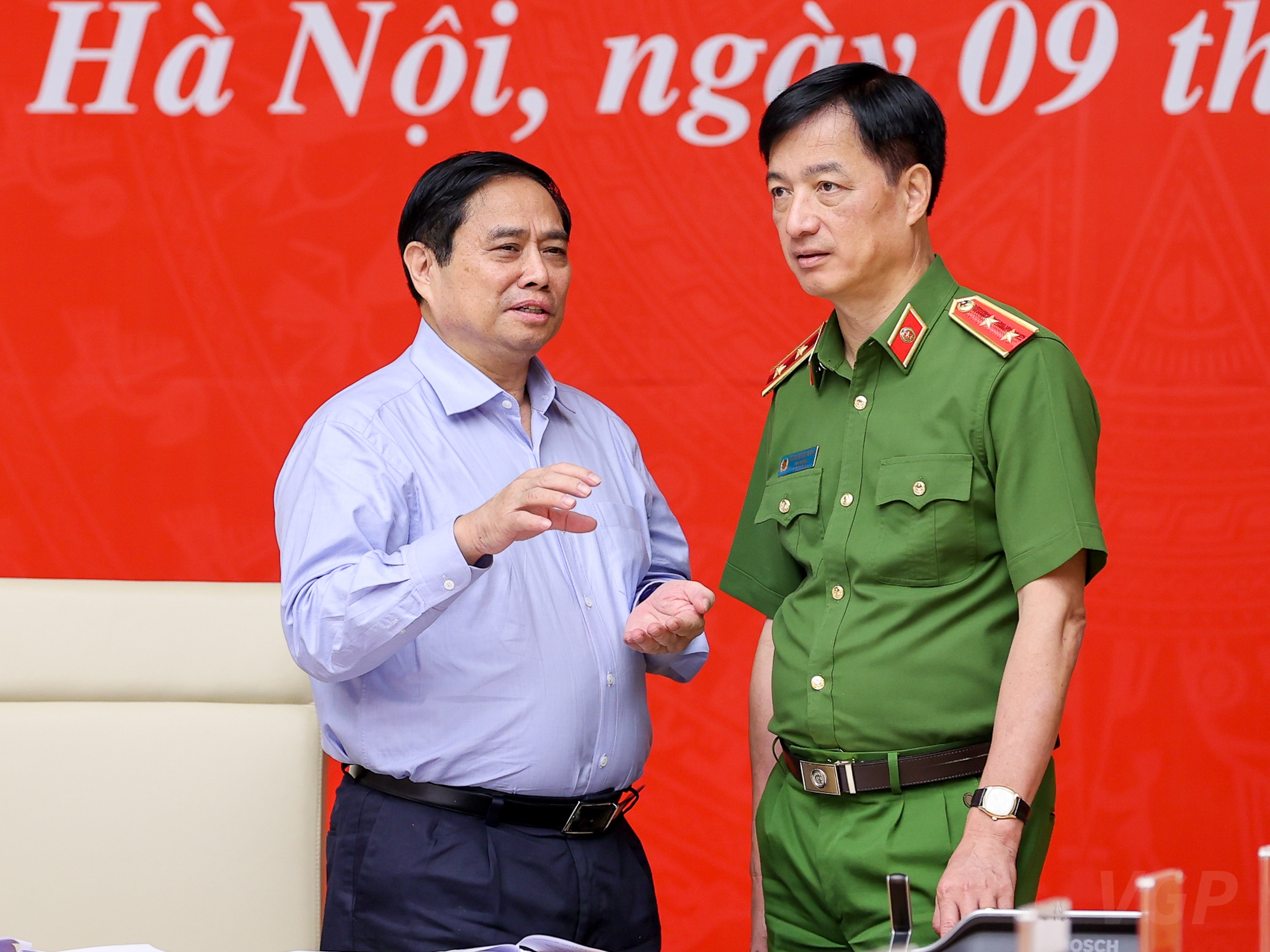 Thủ tướng trao đổi cùng Thứ trưởng Bộ Công an Nguyễn Duy Ngọc - Ảnh: VGP