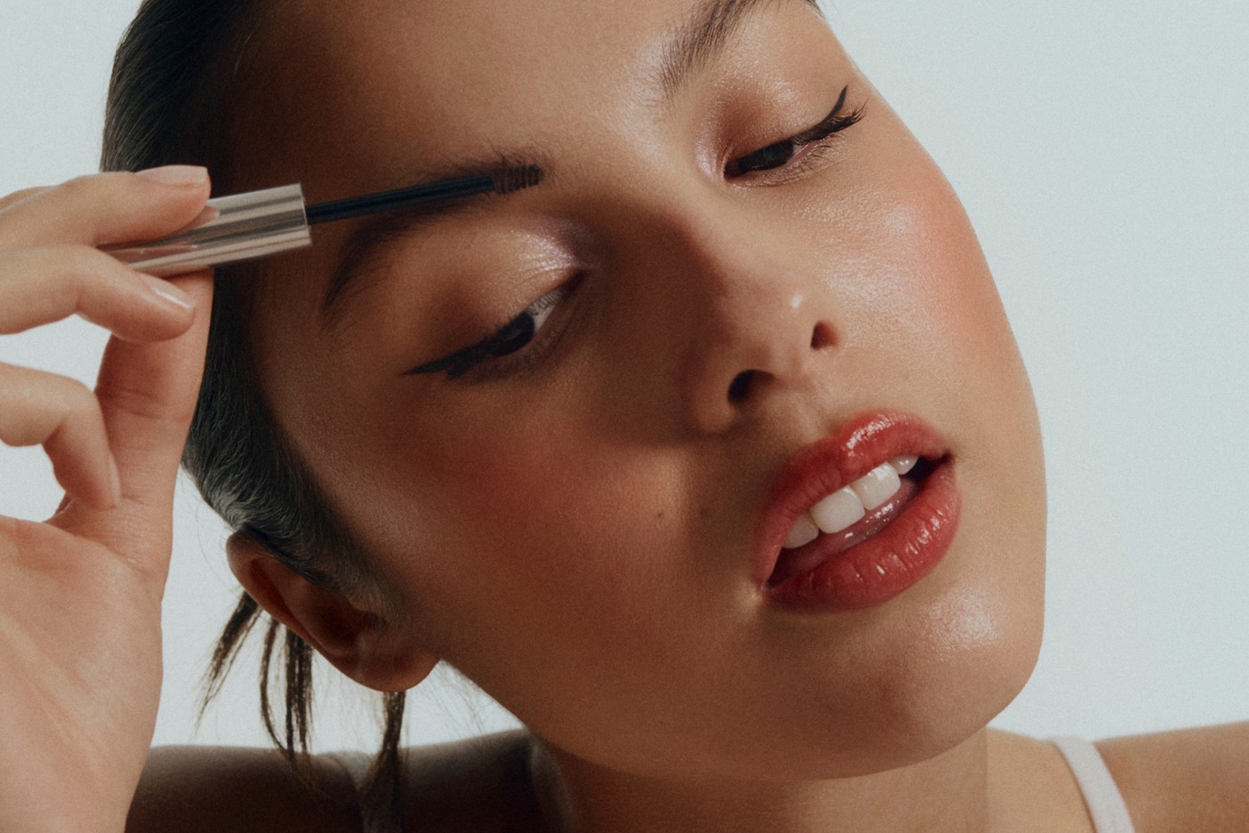 Ca sĩ - nhạc sĩ từng ba lần đoạt giải Grammy đ&atilde; trở th&agrave;nh gương mặt đại diện của thương hiệu l&agrave;m đẹp Glossier.