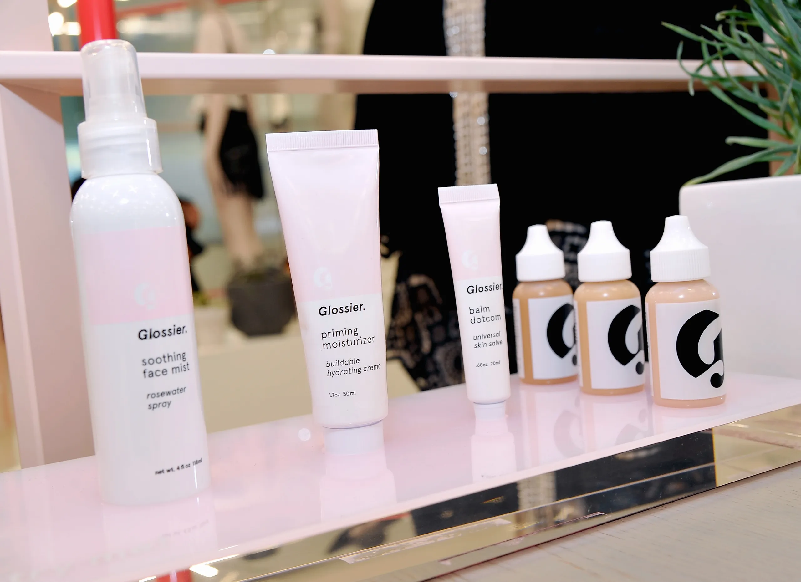 Các sản phẩm Glossier sẽ có mặt tại các cửa hàng và trên trang web của Sephora ở Hoa Kỳ và Canada.