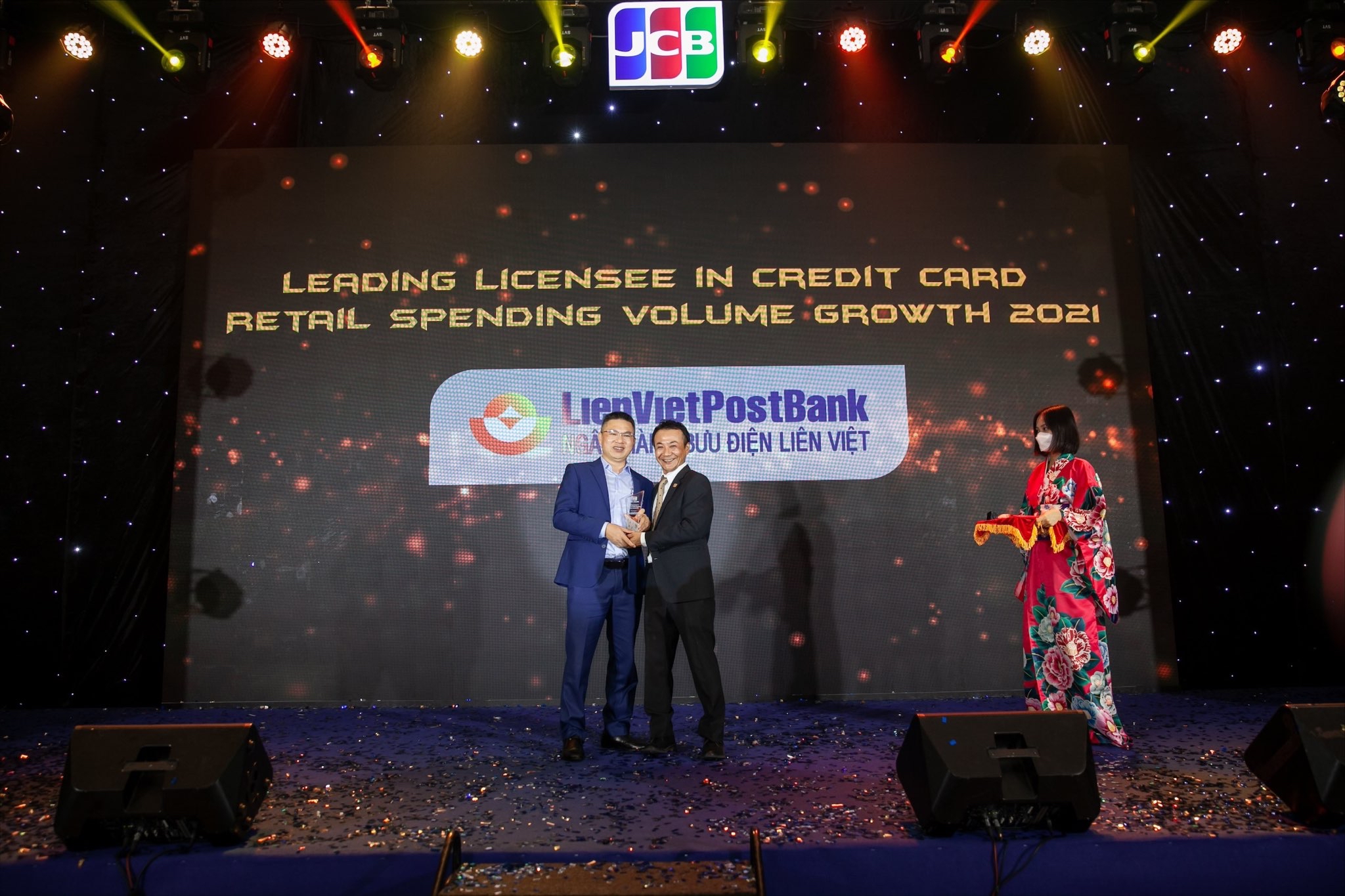 Ông Nguyễn Bá Tuyến - Phó Giám đốc Khối Ngân hàng số đại diện LienVietPostBank nhận Cup tại chương trình The land of Happiness JCB Vietnam Conference 2022 ngày 5/8/2022 tại Đà Nẵng