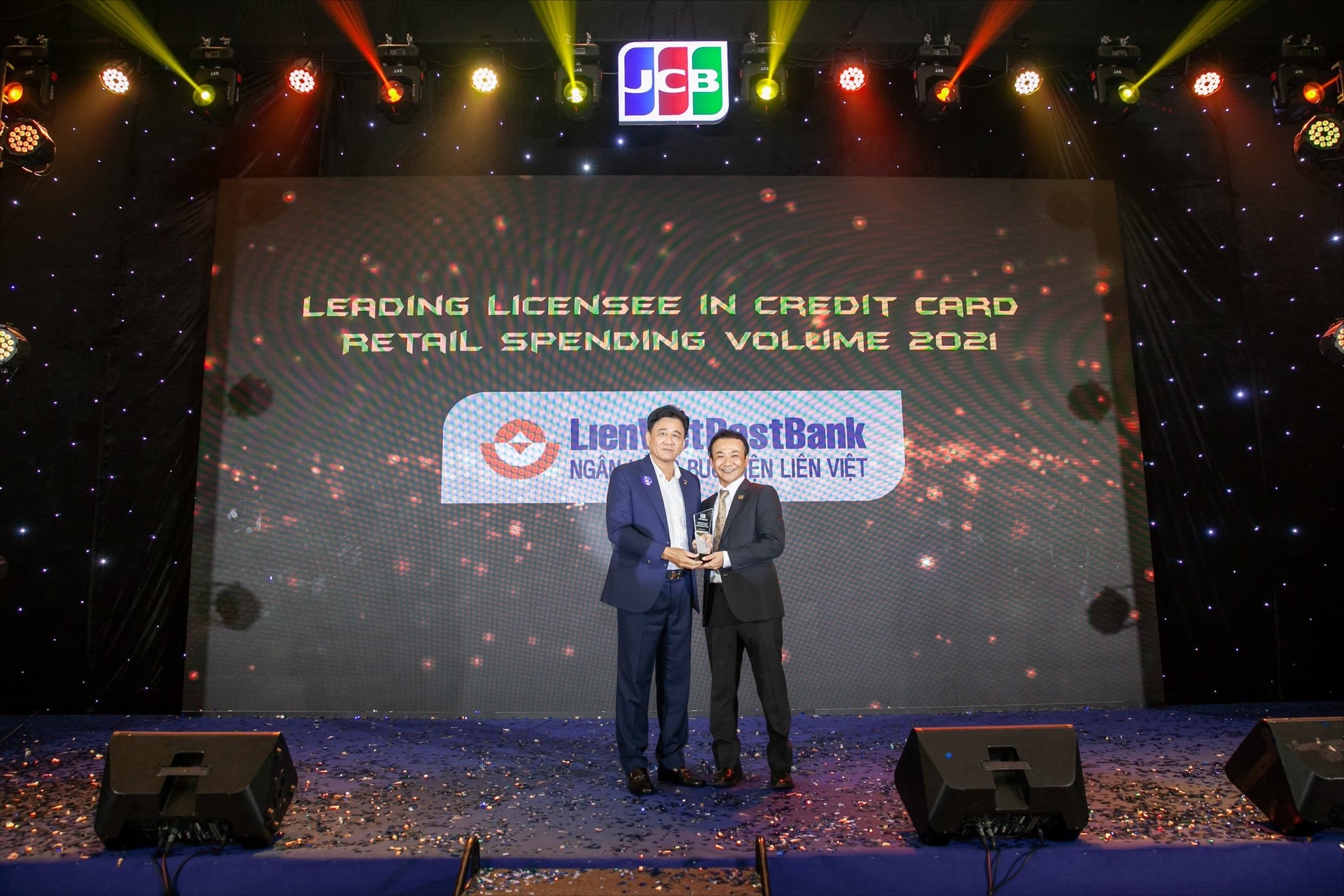 Ông Nguyễn Ngọc Nam - Phó Tổng giám đốc LienVietPostBank nhận giải thưởng Ngân hàng dẫn đầu về tăng trưởng Doanh số chi tiêu Thẻ tín dụng năm 2021 (vị trí ngoài cùng bên trái).