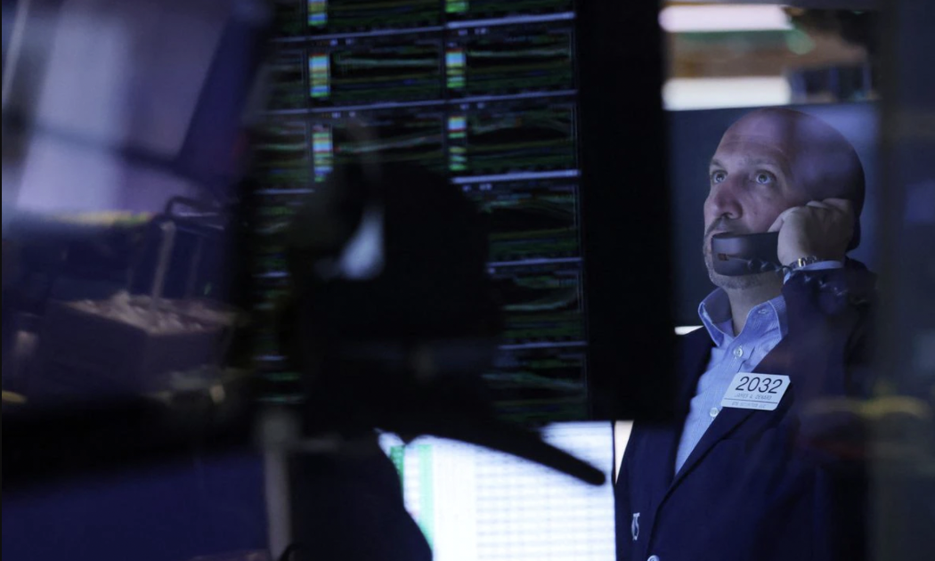 Một nhà giao dịch cổ phiếu trên sàn NYSE hôm 8/8 - Ảnh: Reuters.