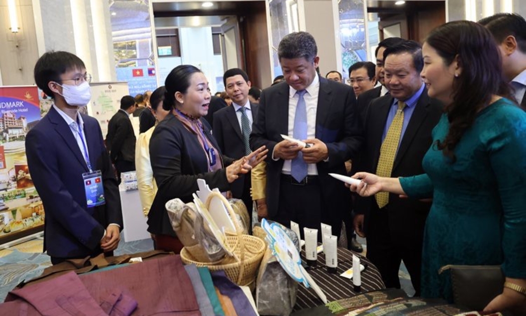 Khai mạc triển lãm ảnh và trưng bày, giới thiệu sản phẩm Hà Nội - Viêng Chăn.