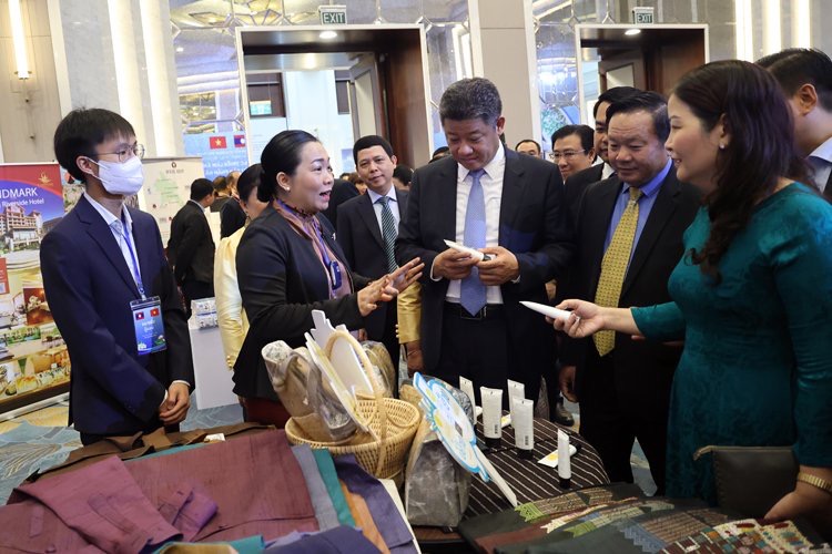 Khai mạc triển lãm ảnh và trưng bày, giới thiệu sản phẩm Hà Nội - Viêng Chăn.