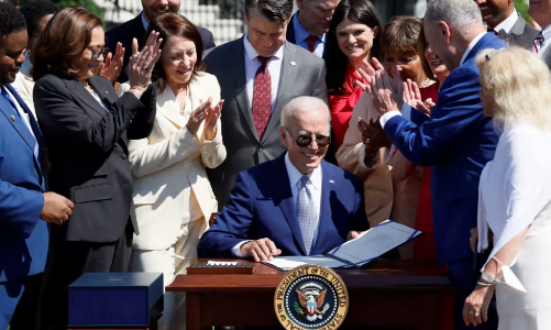 Ông Biden ký ban hành luật riêng cho ngành chip, đầu tư 52 tỷ USD để cạnh tranh với Trung Quốc