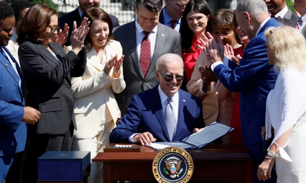 Tổng thống Mỹ Joe Biden ký Đạo luật Khoa học và CHIPS cùng với Phó Tổng thống Kamala Harris và Bộ trưởng Thương mại Gina Raimondo bên ngoài Nhà Trắng ngày 9/8 - Ảnh: Reuters