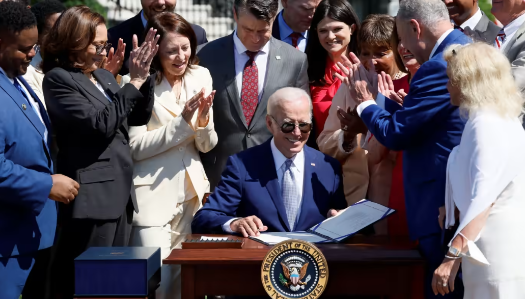 Tổng thống Mỹ Joe Biden ký Đạo luật Khoa học và CHIPS cùng với Phó Tổng thống Kamala Harris và Bộ trưởng Thương mại Gina Raimondo bên ngoài Nhà Trắng ngày 9/8 - Ảnh: Reuters