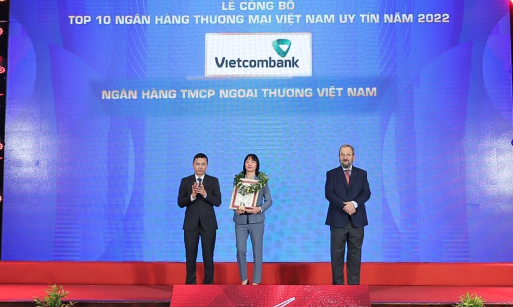 Bà Phan Thị Thanh Tâm, Phó trưởng Văn phòng đại diện Vietcombank tại khu vực phía Nam, đại diện Vietcombank (đứng giữa ) nhận vinh danh Top 10 ngân hàng thương mại uy tín năm 2022 từ Ban tổ chức chương trình.