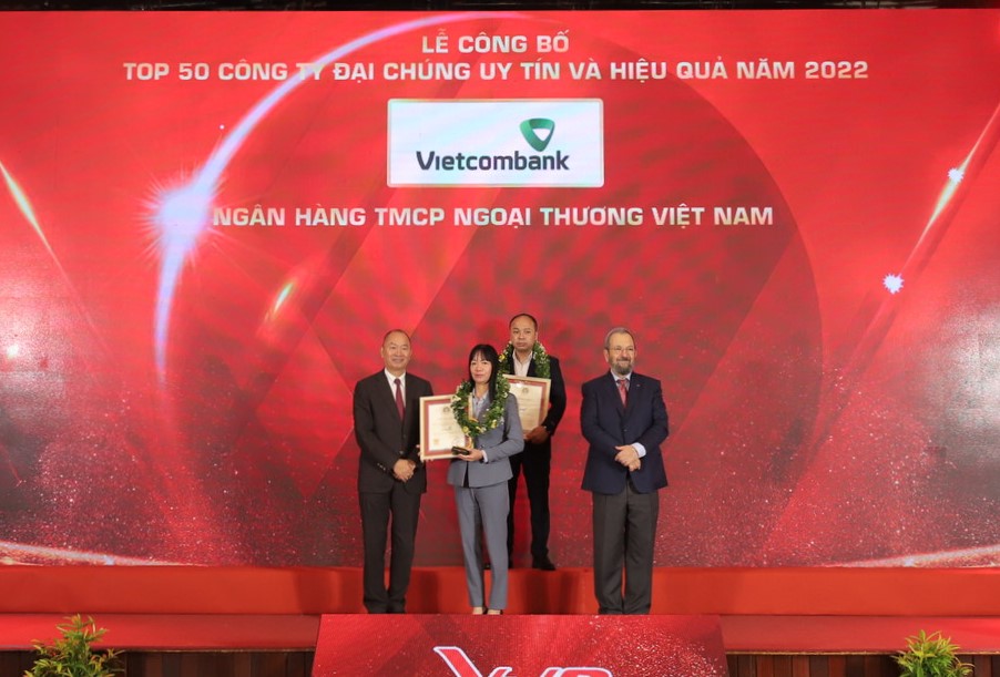 Bà Phan Thị Thanh Tâm, Phó trưởng Văn phòng đại diện Vietcombank tại khu vực phía Nam, đại diện Vietcombank (đứng giữa hàng đầu) nhận vinh danh từ Ban tổ chức trong Lễ công bố Top 50 công ty đại chúng uy tín và hiệu quả năm 2022.