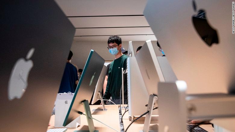 Một góc gian hàng trong cửa hàng bán lẻ mới của Apple tại Trung tâm Thương mại Quốc tế Vũ Hán vào ngày 21/5.