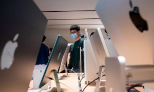 Một góc gian hàng trong cửa hàng bán lẻ mới của Apple tại Trung tâm Thương mại Quốc tế Vũ Hán vào ngày 21/5.