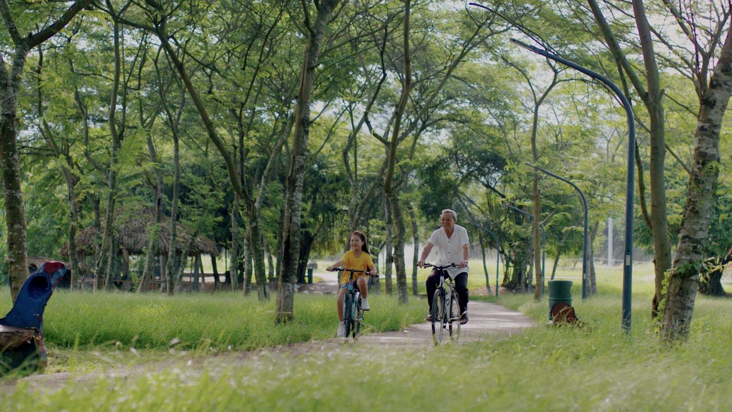 Bà Thu cũng như những người già khác, thấy hạnh phúc hơn khi về Ecopark sinh sống.