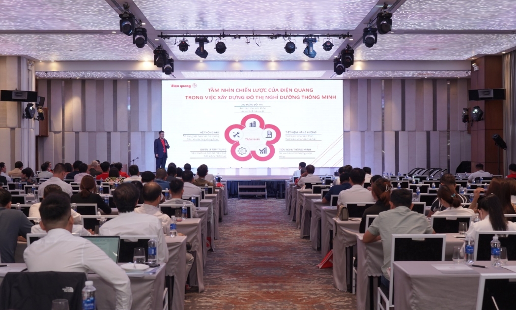 Ông Phạm Lê Minh - đại diện Điện Quang chia sẻ về xu hướng Du lịch thông minh trong hội thảo “Nâng cao năng lực chuyển đổi số và giải pháp chiếu sáng thông minh tại cơ sở lưu trú du lịch 2022” ngày 11/8 tại Đà Nẵng.