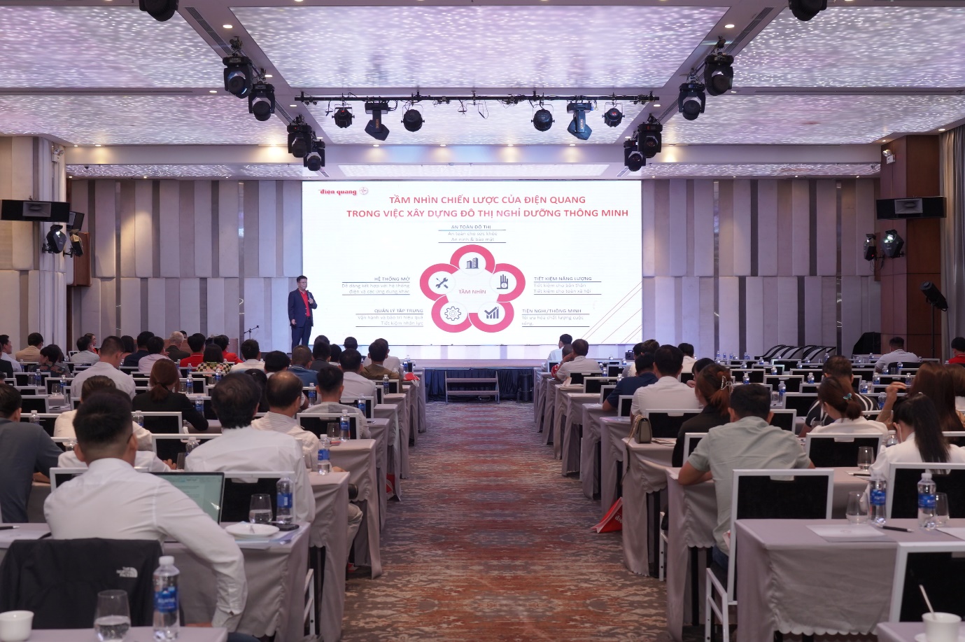Ông Phạm Lê Minh - đại diện Điện Quang chia sẻ về xu hướng Du lịch thông minh trong hội thảo “Nâng cao năng lực chuyển đổi số và giải pháp chiếu sáng thông minh tại cơ sở lưu trú du lịch 2022” ngày 11/8 tại Đà Nẵng.