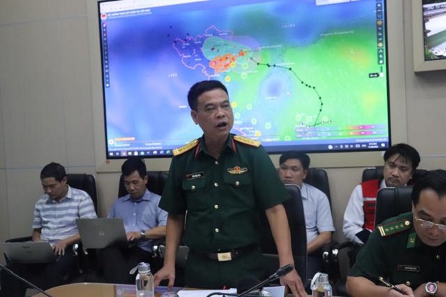 Đại diện Cơ quan Tìm kiếm cứu nạn Bộ Tư lệnh Biên phòng phát biểu tại cuộc họp.