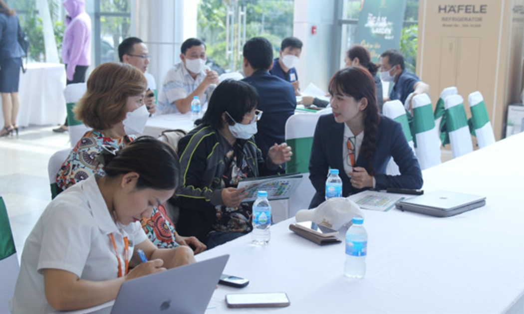 Những dự án có giá bán vừa túi tiền, giàu tiềm năng sinh lợi thu hút nhà đầu tư. Ảnh khách hàng tìm hiểu căn hộ The Peak Garden.