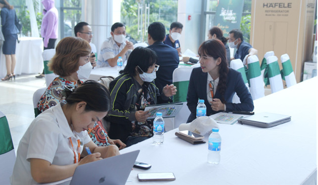 Những dự án có giá bán vừa túi tiền, giàu tiềm năng sinh lợi thu hút nhà đầu tư. Ảnh khách hàng tìm hiểu căn hộ The Peak Garden.