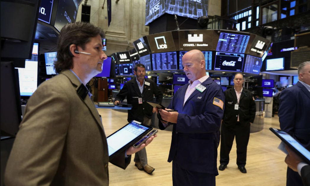 Các nhà giao dịch trên sàn NYSE ở New York, Mỹ hôm 8/8 - Ảnh: Reuters.