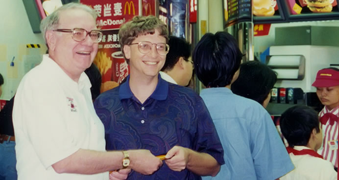 &Ocirc;ng Buffett d&ugrave;ng phiếu giảm gi&aacute; để mua đồ ăn mời Bill Gates - Ảnh:&nbsp;Billionaire Edition