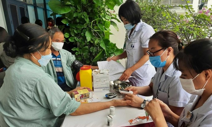 Người già kiểm tra đường huyết tại bệnh viện. Ảnh - Bệnh viện Lão khoa Trung ương.