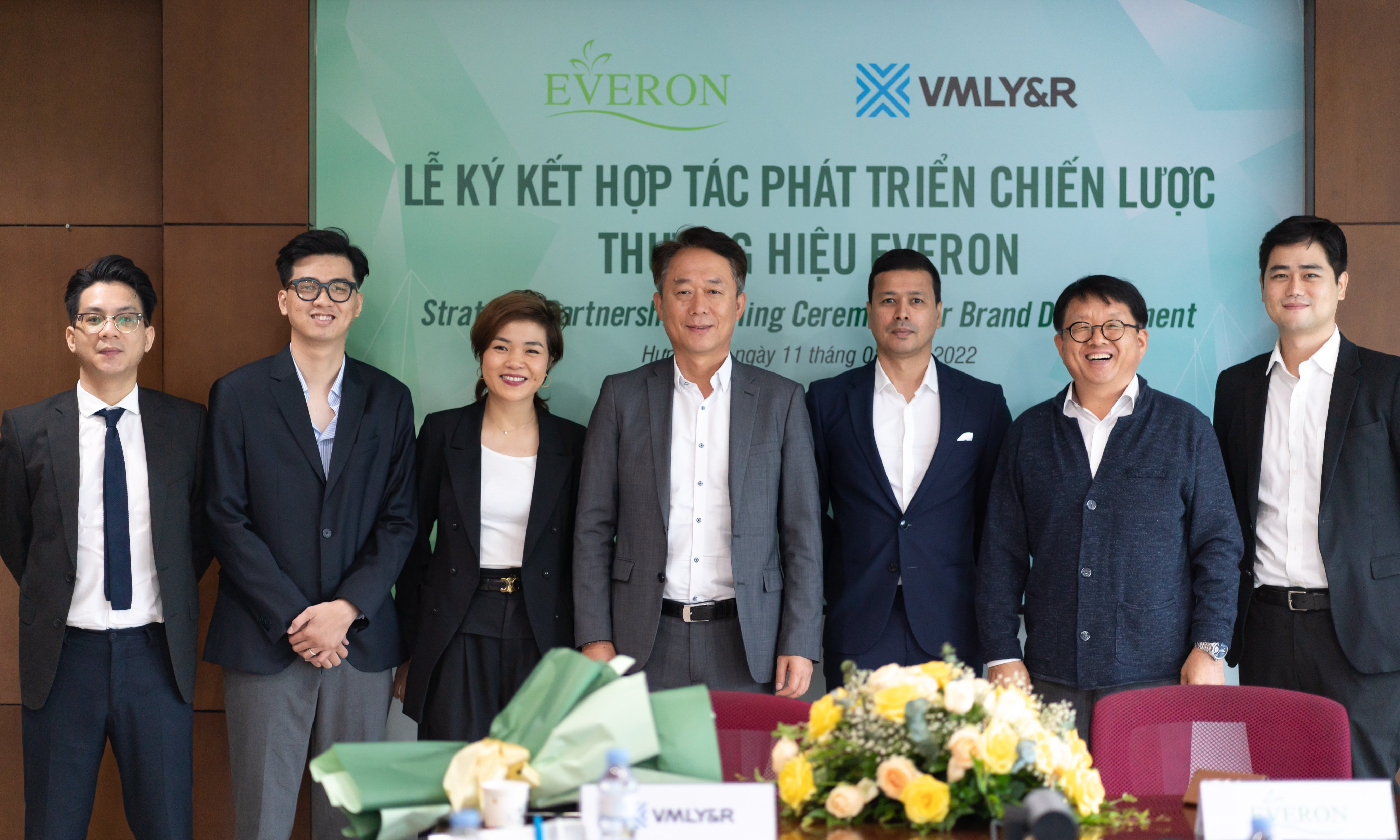 Đại diện Công ty Cổ phần Everpia và Agency chuyên tư vấn về thương hiệu và trải nghiệm khách hàng VMLY&R Việt Nam tại buổi ký kết.