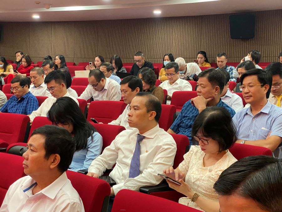 Đồng chí Đỗ Việt Hùng - Phó Bí thư Thường trực Đảng ủy, Thành viên HĐQT (hàng 2, thứ 2 từ phải sang) đại diện Vietcombank tham dự Hội nghị.