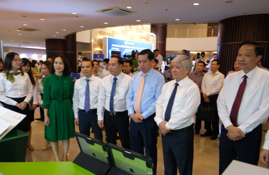 Các đồng chí Lãnh đạo Trung ương MTTQ Việt Nam, Đảng ủy Khối DNTW đến thăm gian hàng trưng bày của Vietcombank.