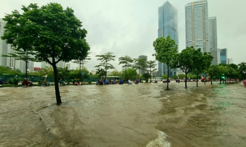Mưa lớn gây ngập lụt và ách tắc giao thông ở miền Bắc