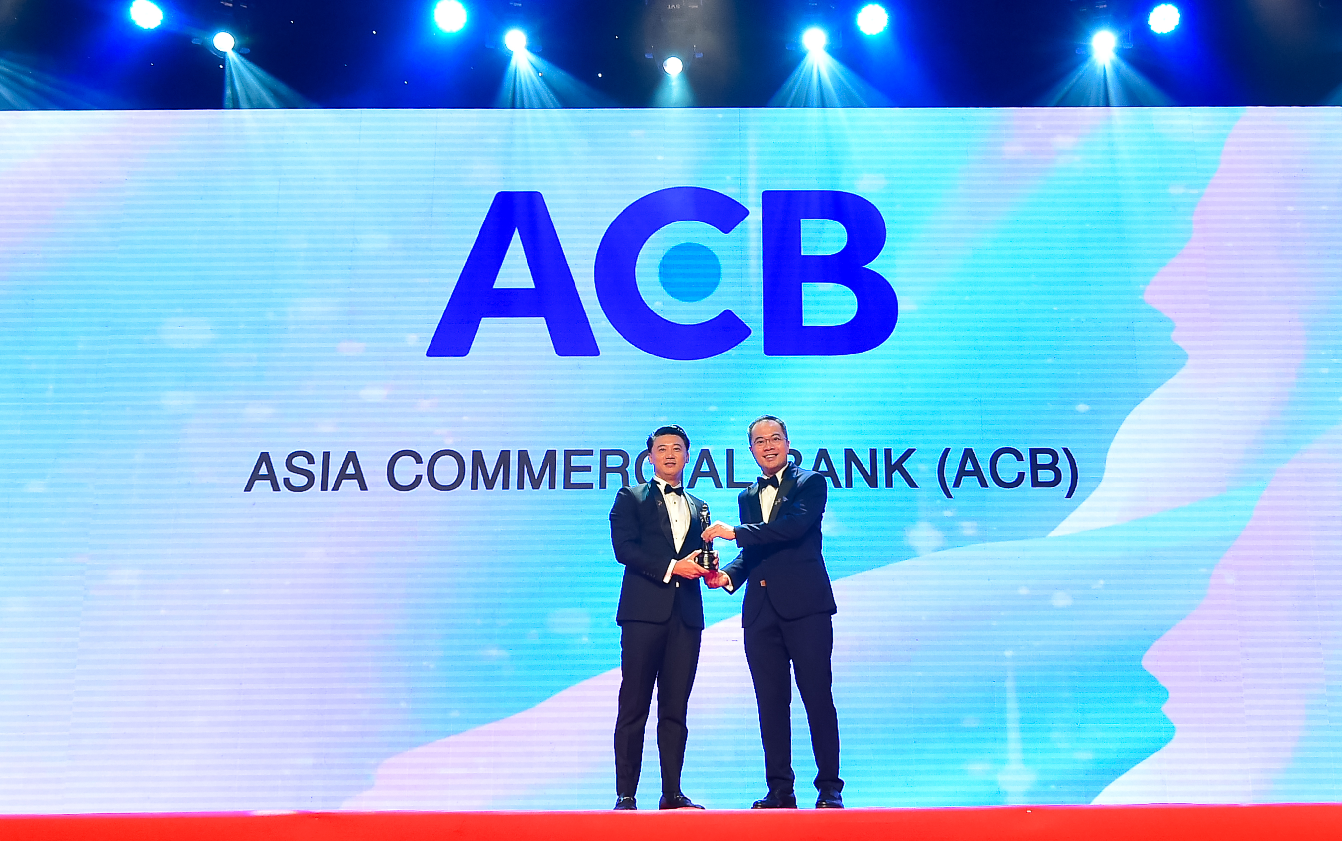Đại diện ACB nhận giải “Nơi làm việc tốt nhất châu Á 2022”.