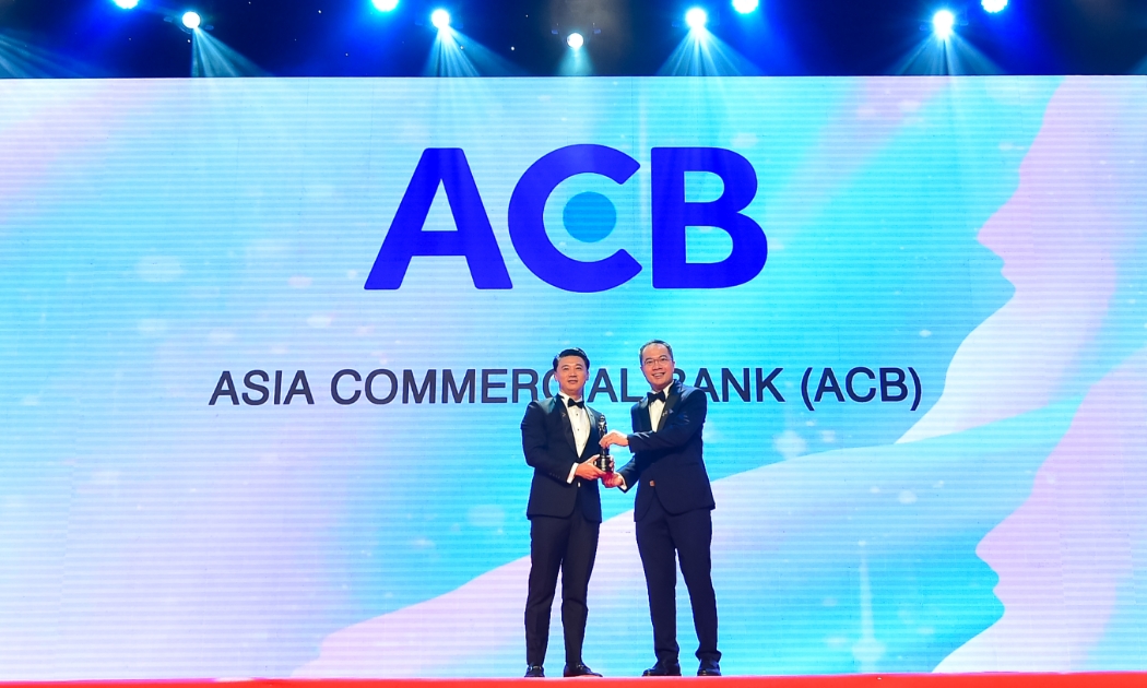 Đại diện ACB nhận giải “Nơi làm việc tốt nhất châu Á 2022”.