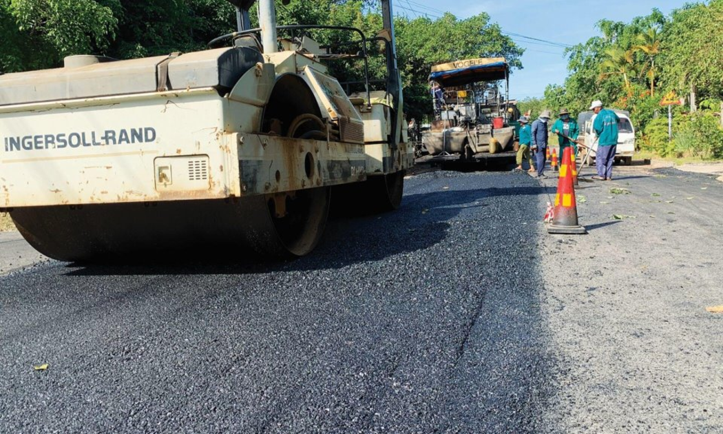 Bộ Giao thông vận tải đang nghiên cứu về tách một số nhóm vật liệu chính bị biến động lớn, ảnh hưởng trực tiếp tới việc thực hiện hợp đồng, thay vì công bố giá bình quân cho cả hợp đồng.