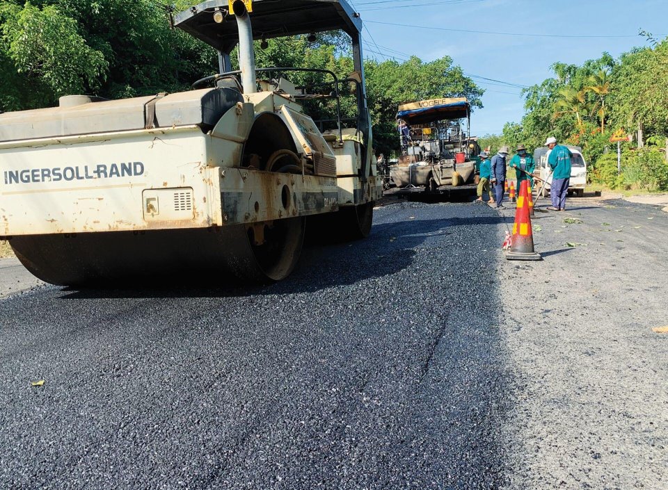 Bộ Giao thông vận tải đang nghiên cứu về tách một số nhóm vật liệu chính bị biến động lớn, ảnh hưởng trực tiếp tới việc thực hiện hợp đồng, thay vì công bố giá bình quân cho cả hợp đồng.