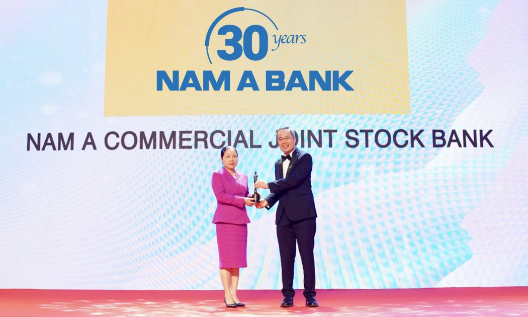 Đại diện Nam A Bank nhận giải thưởng “Nơi làm việc tốt nhất châu Á 2022”.