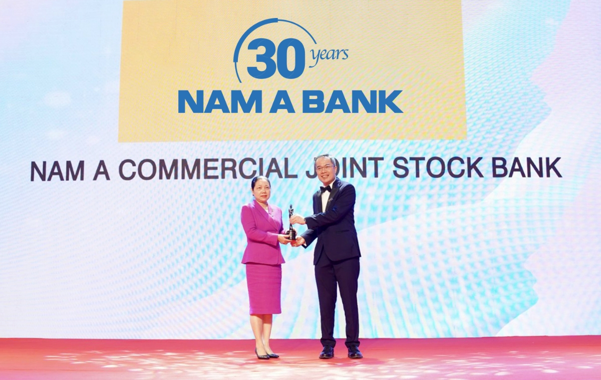 Đại diện Nam A Bank nhận giải thưởng “Nơi làm việc tốt nhất châu Á 2022”.
