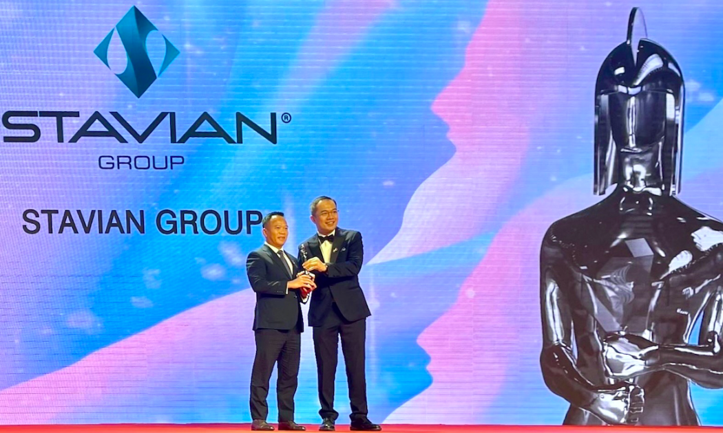 Ông Đinh Đức Thắng, Chủ Tịch HĐQT kiêm Tổng Giám đốc Tập Đoàn Stavian (trái) nhận cúp Nơi làm việc tốt nhất Châu Á năm 2022.