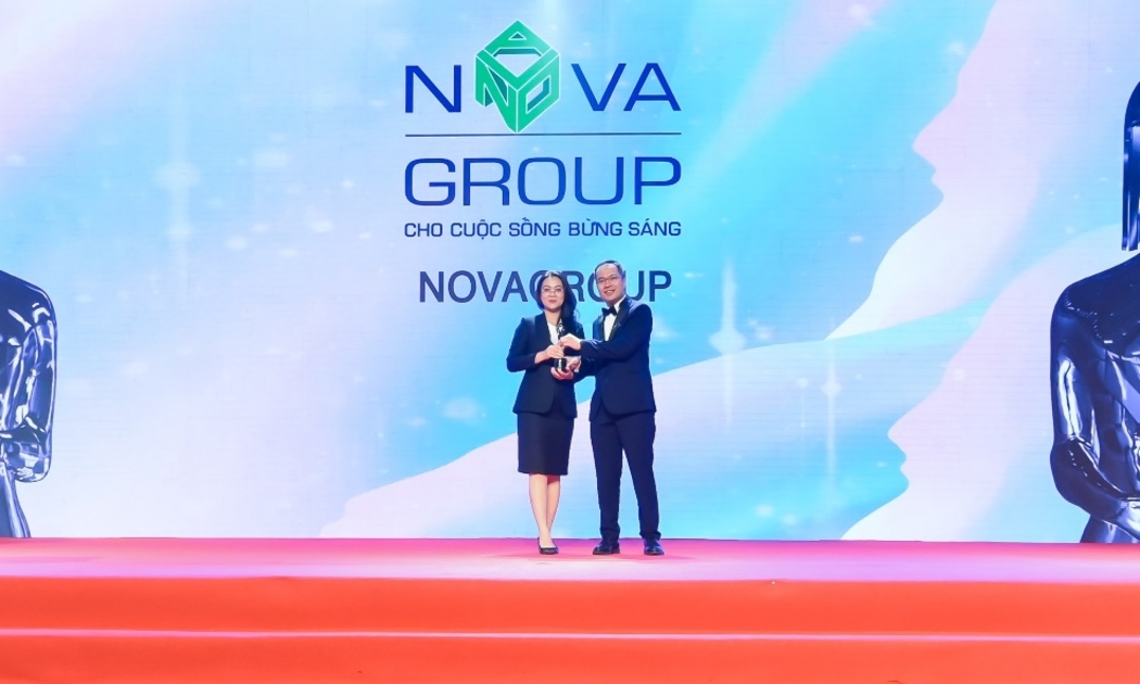 Đại diện HR Asia trao giải thưởng “Nơi làm việc tốt nhất châu Á 2022” cho bà Nguyễn Bạch Kim Vy - Phó Tổng giám đốc Vận hành NovaGroup.