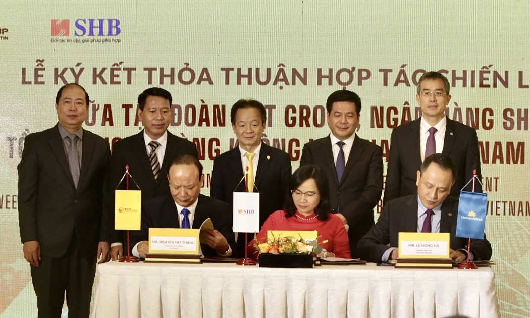 Đại diện lãnh đạo Tập đoàn T&T Group, Ngân hàng SHB và Vietnam Airlines ký thỏa thuận hợp tác chiến lược.