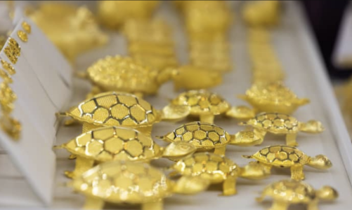 Giá vàng nhảy vọt qua 1.800 USD/oz, hoàn tất tuần tăng thứ tư liên tục