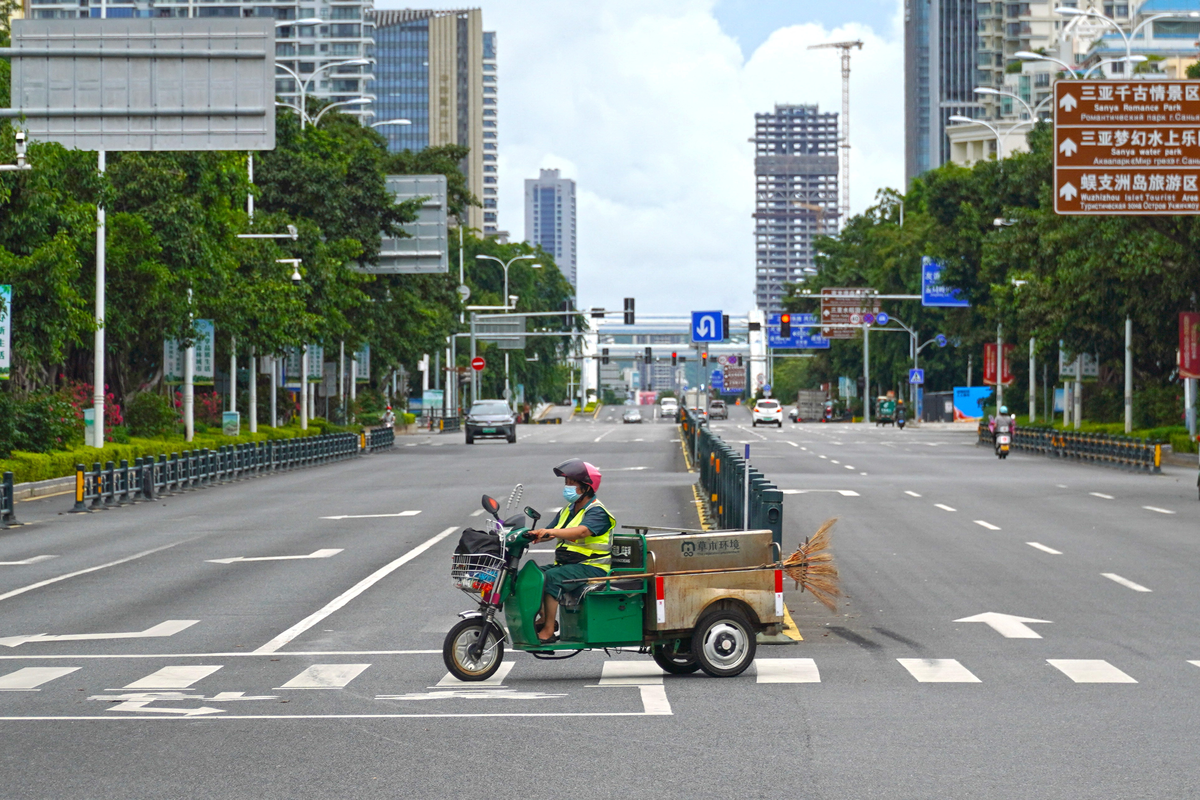 Chính sách phong tỏa biến điểm nóng du lịch Trung Quốc Tam Á thành cơn ác mộng đối với khách du lịch mắc kẹt. Ảnh: Reuters.