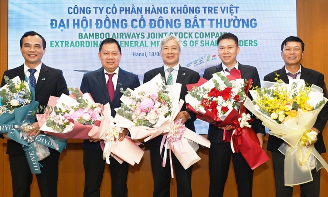 Tân chủ tịch Nguyễn Ngọc Trọng (giữa) và 4 thành viên vừa được bầu bổ vào HĐQT Bamboo Airways